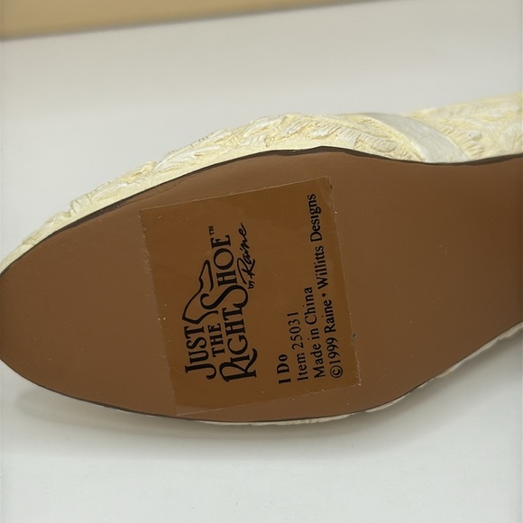 Just The Right Shoe by Raine “I Do” Circa 1990 Item 25031 Ivory Leaf Relief - Picture 7 of 12